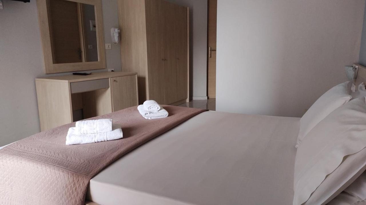 Delfini Hotel นีดรี ภายนอก รูปภาพ